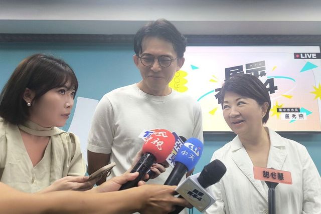 黄国昌(中)和卢秀燕(右)在节目开始前接受媒体采访