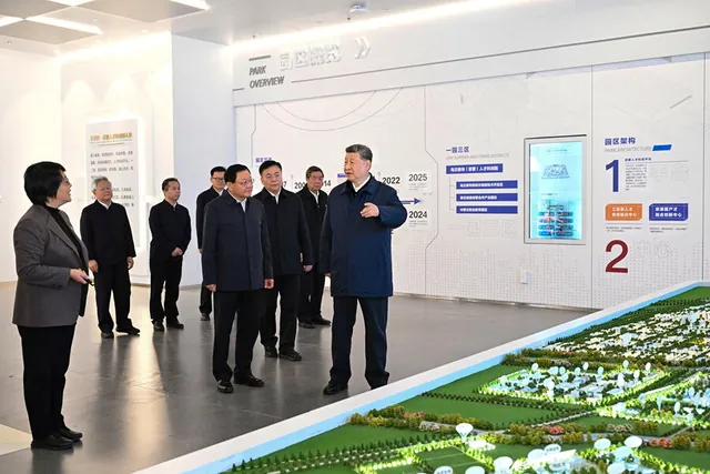 习近平在内蒙古乌兰察布考察算力设施。