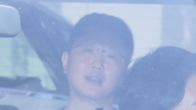 蓝泽鹏程在车内。