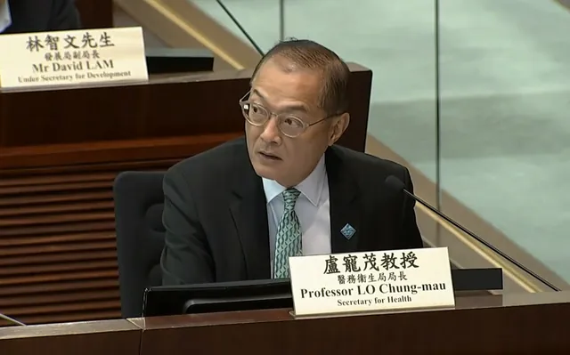 香港医务卫生局局长卢宠茂10月12日出席立法会福利事务委员会会议
