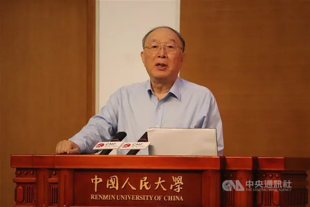 黄奇帆2025年6月在中国人民大学的中国宏观经济论坛上演讲(资料照片)