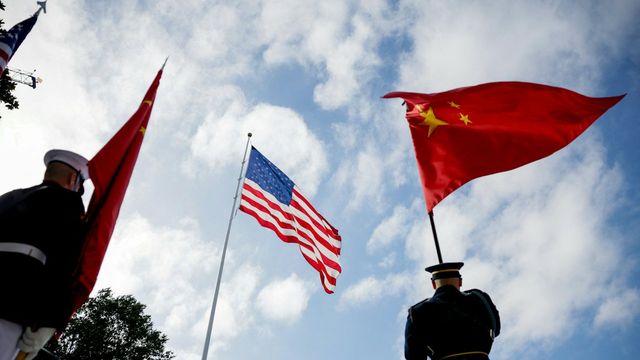 仪仗队员举着的中国国旗和美国国旗