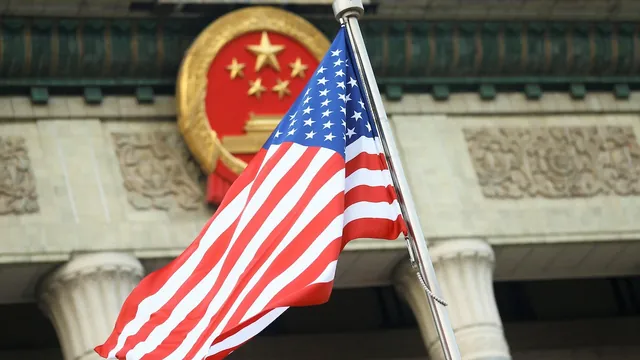 美国国旗与建筑上的中国国徽(资料图片)