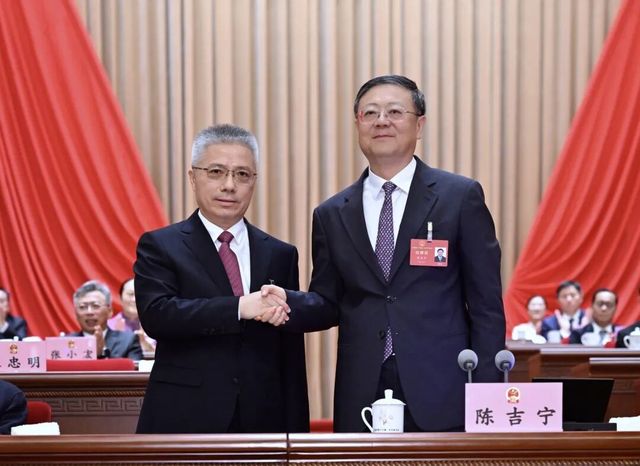 朱忠明(左)当选上海市长后与市委书记陈吉宁握手
