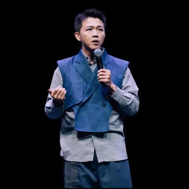 相声演员黄逸豪手持麦克风(资料照,华视新闻翻摄自黄逸豪脸书)