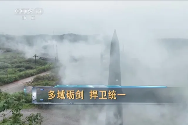 中国官方电视台播出的东风-26紧急战备演练画面(视频截图)